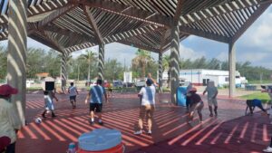 Adolescentes en proceso de reinserción social juegan fútbol playero en Miramar