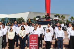 Entrega Américo Villarreal vehículos y maquinaria por 125.2 mdp