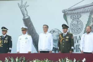 Américo preside desfile cívico-militar por el 216 aniversario de la Independencia de México