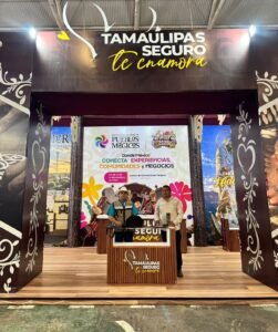 Disfrutan niñas y niños aventuras en el stand de la Secretaría de Turismo