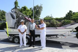 Entrega Américo aerodeslizador a la SEMAR para labores de vigilancia y rescate